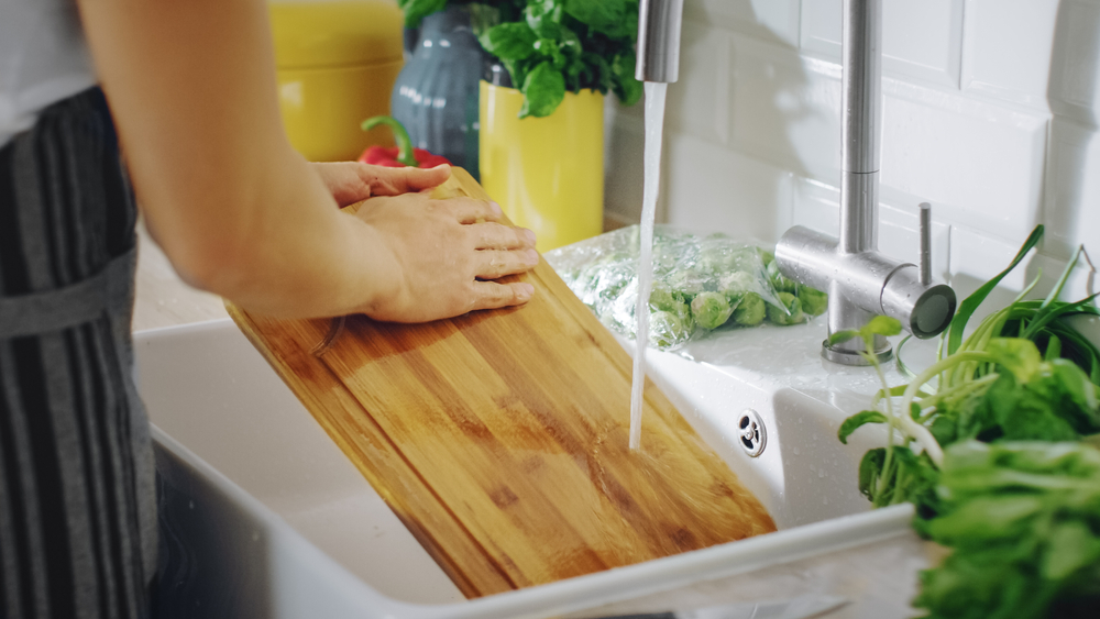 Comment nettoyer une planche à découper en bois ? - Mes Astuces Faciles